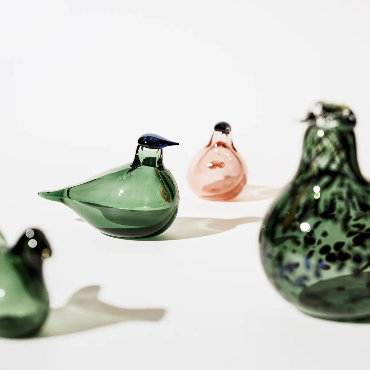 Birds By Toikka|Konstföremål*IITTALA Flugsnappare 95x60 tallgrön-laxrosa Tallgrön